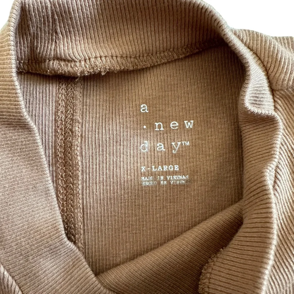 A New Day Women’s Elbow Sleeve Mock Turtleneck T-shirt Tan/Camel Sz XL - Picture 3 of 5